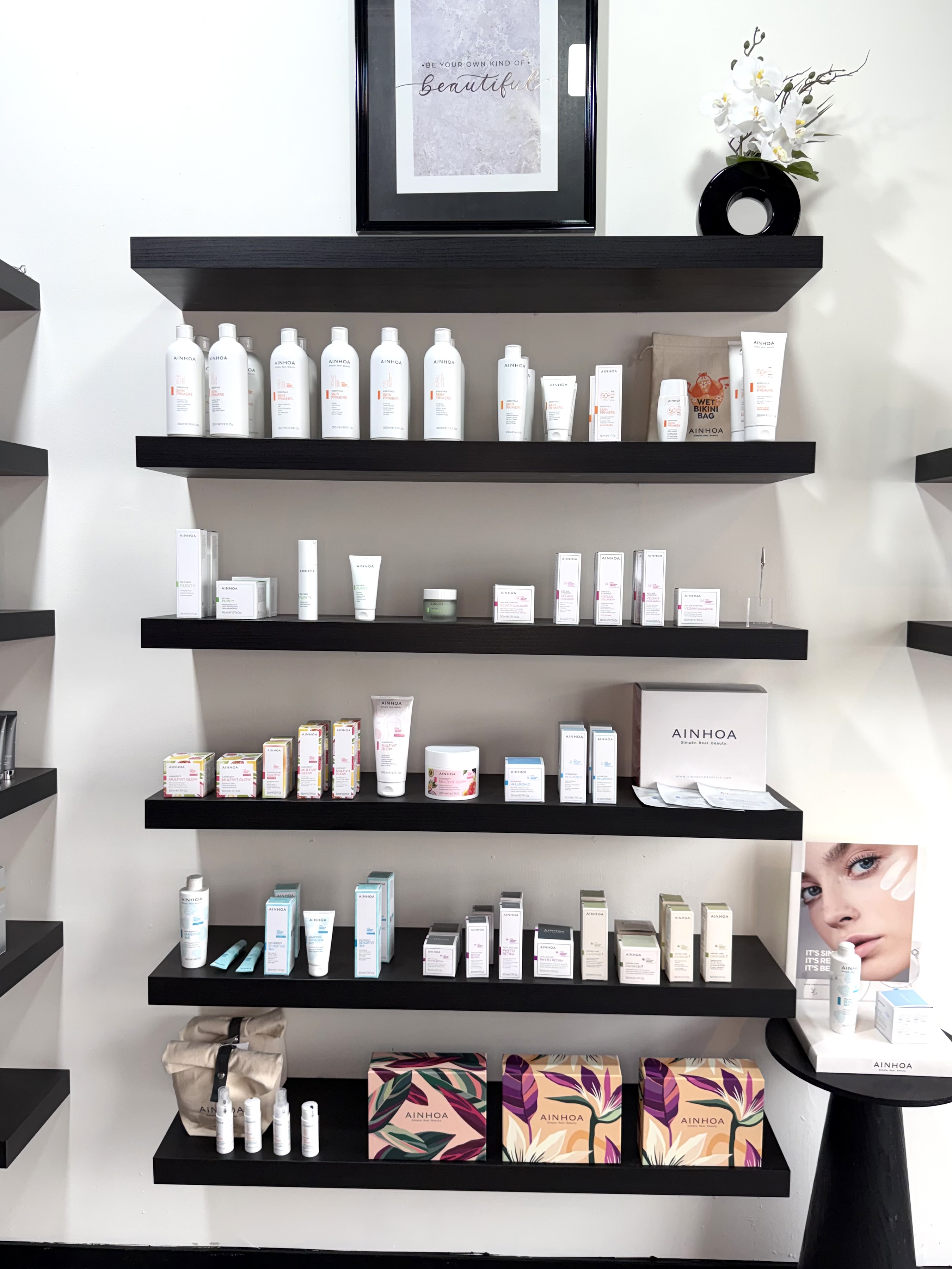 Productdisplay met huidverzorging op planken