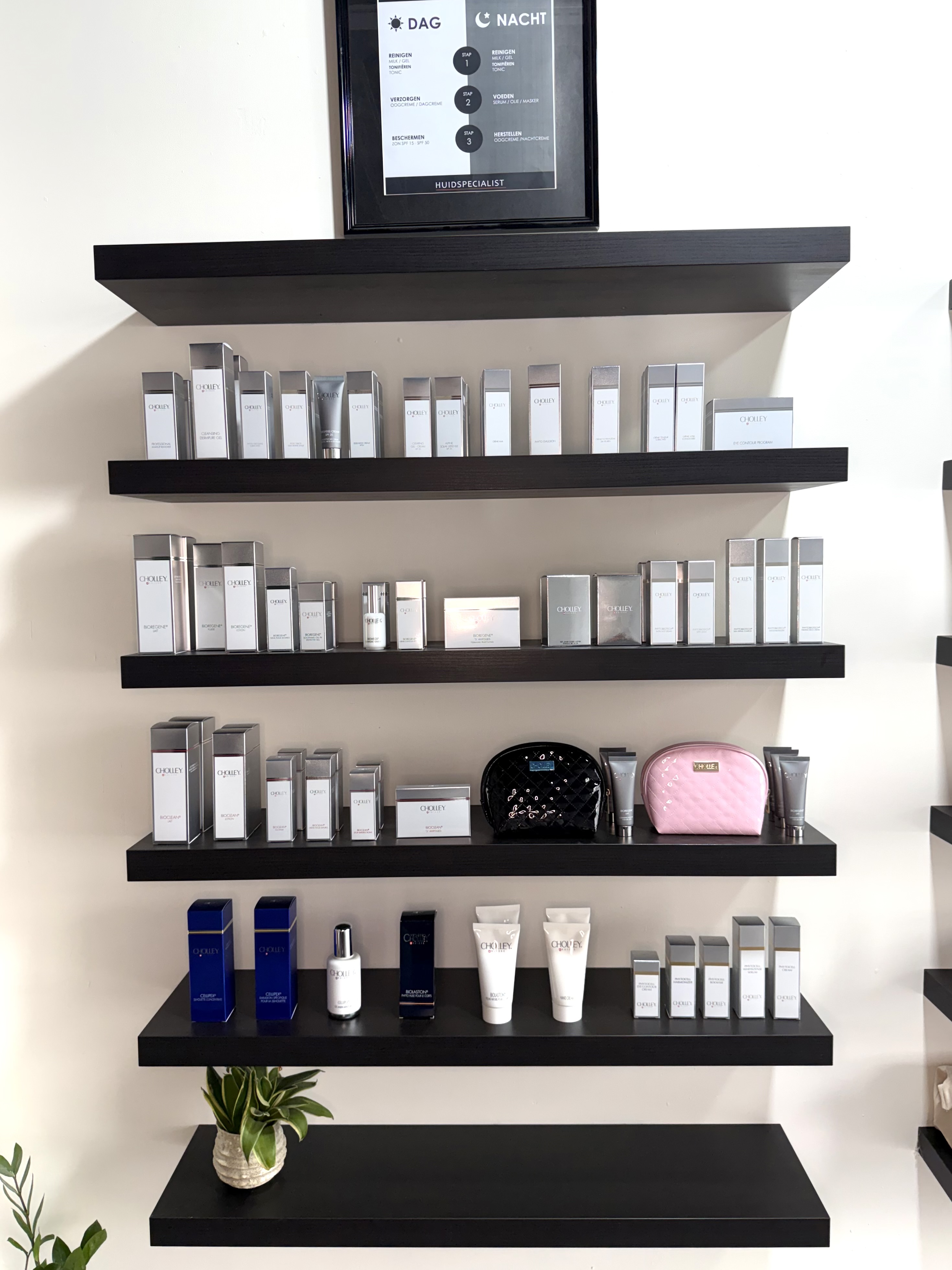 Huidverzorgingsproducten op een wanddisplay