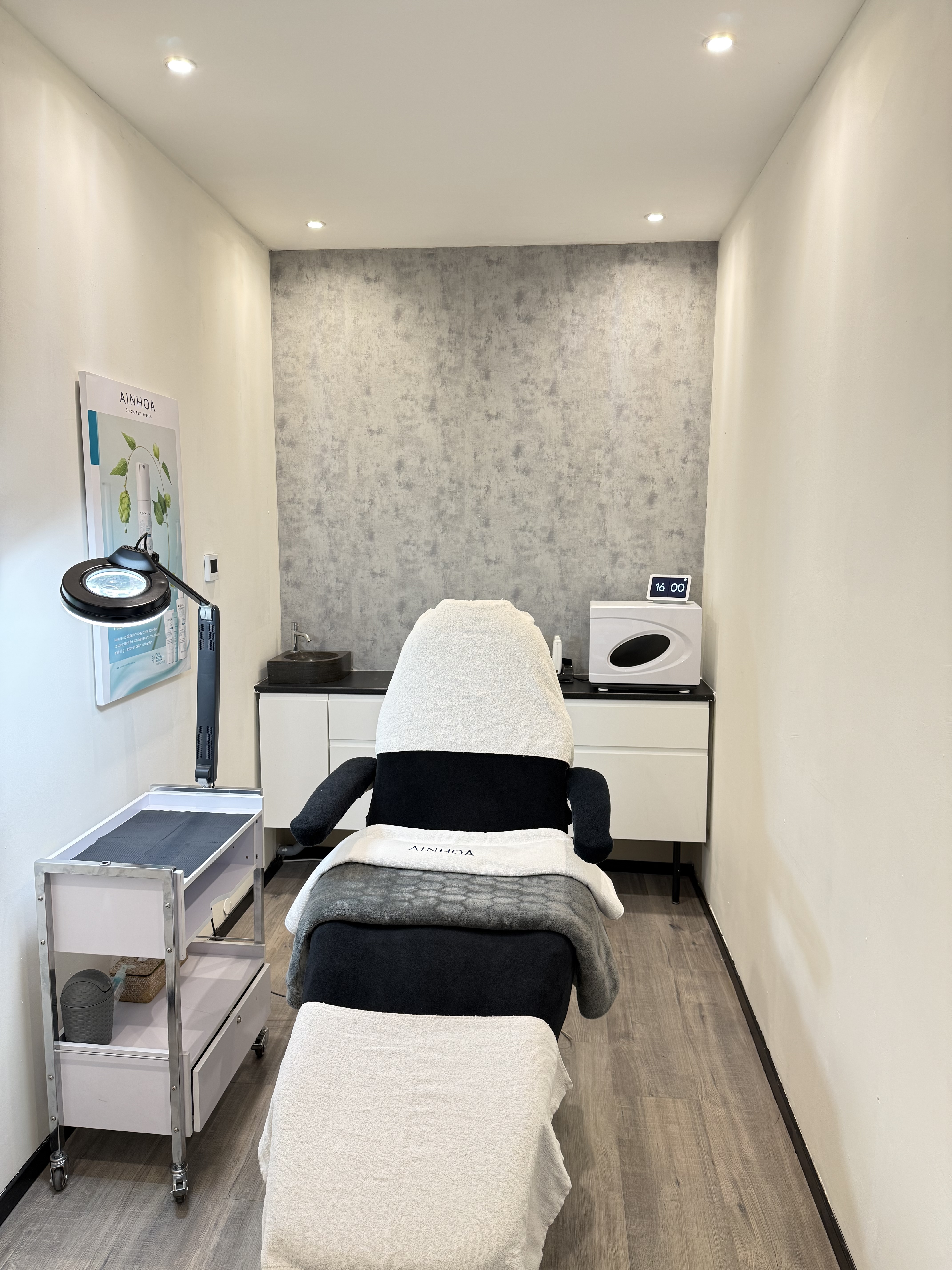 Rustige behandelkamer met behandelbed