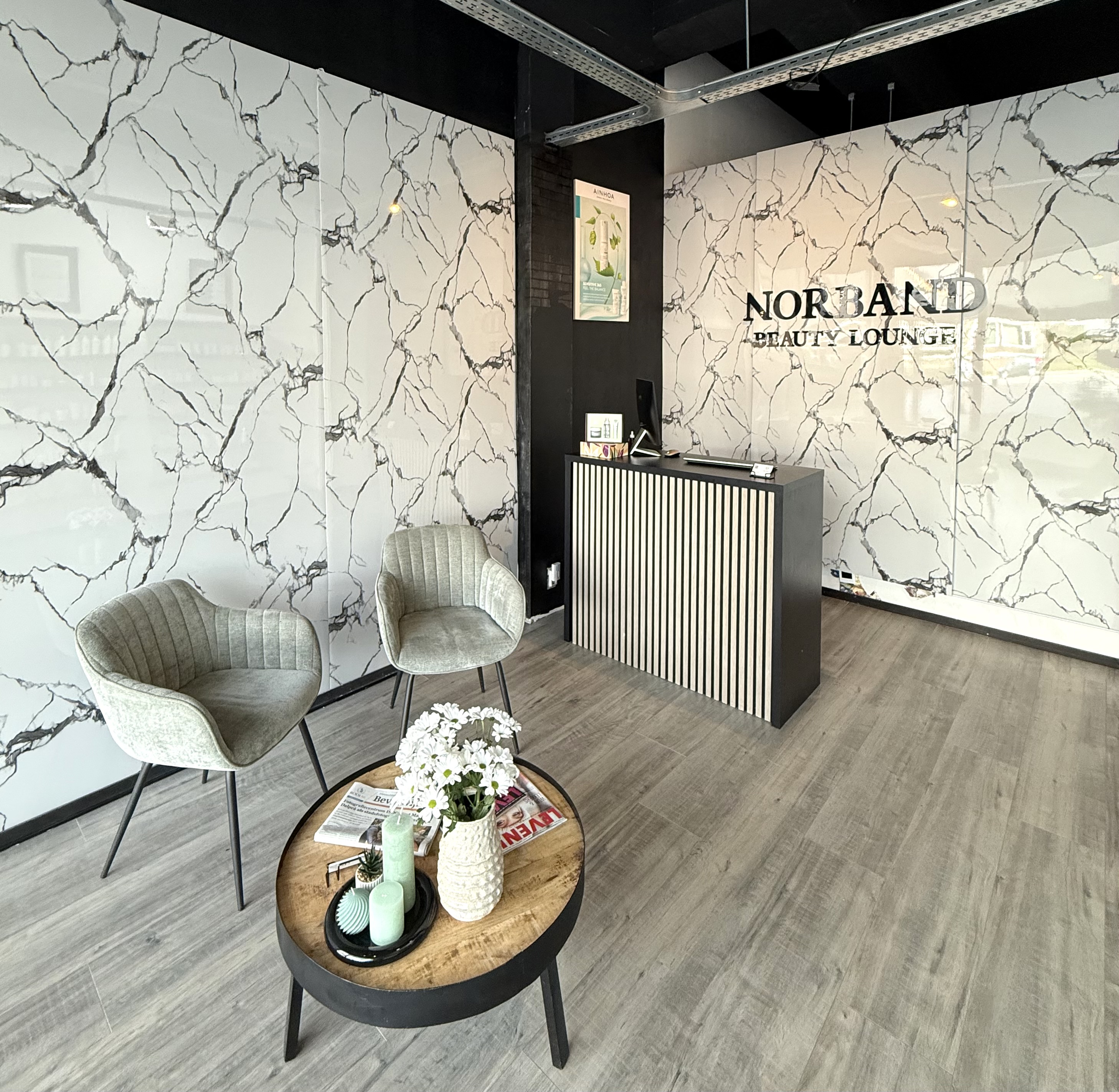 Ontvangstruimte NOR.BAND Beauty Lounge met marmeren wand