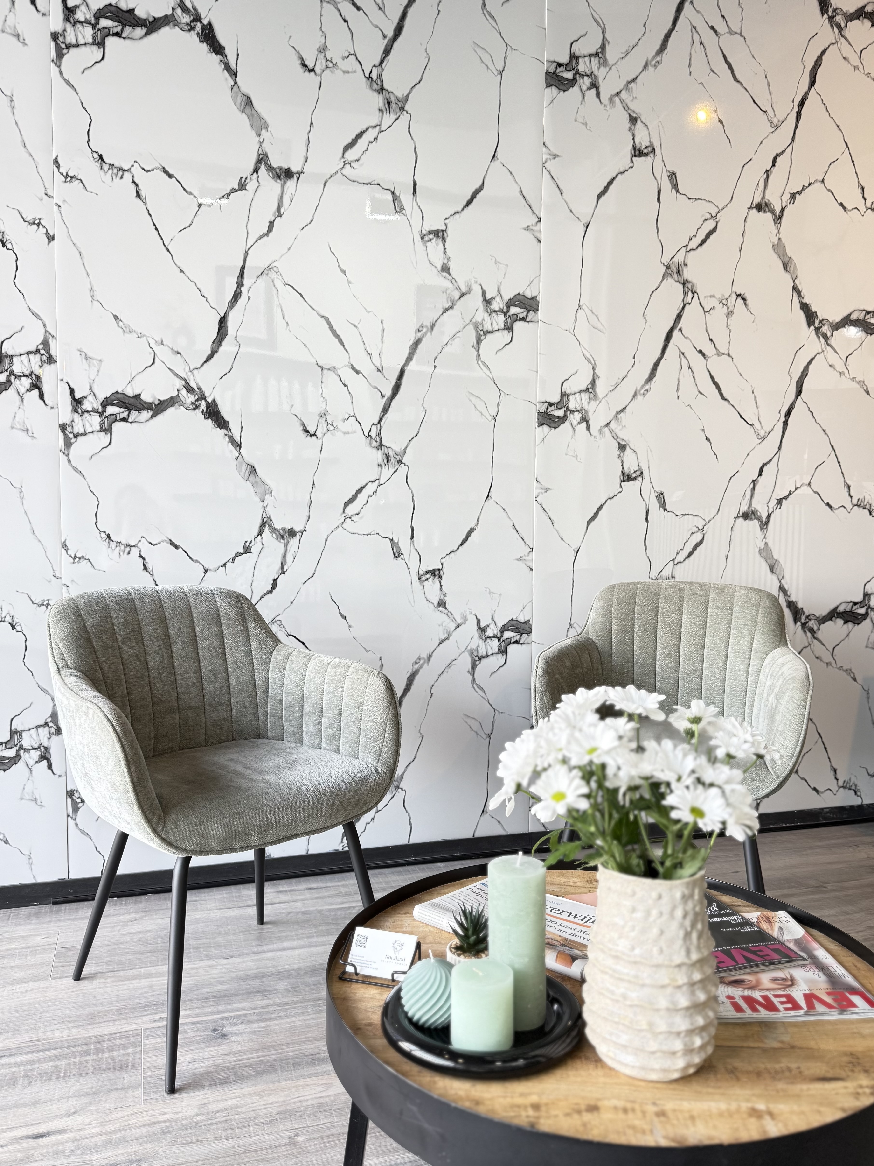 Wachtruimte met zitjes en marmeren wand